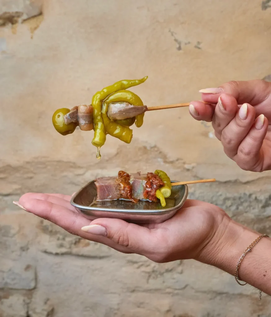 Gildas elaboradas con anchoa, piparra y aceituna en La Pescadería, bar de mariscos y pescados en Sevilla.